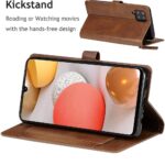 Hoesje geschikt voor Samsung Galaxy A12 Book case met ritssluiting van LuxeBass - Flipcover - Magnetisch - 5 kaarten houder - Donkerbruin